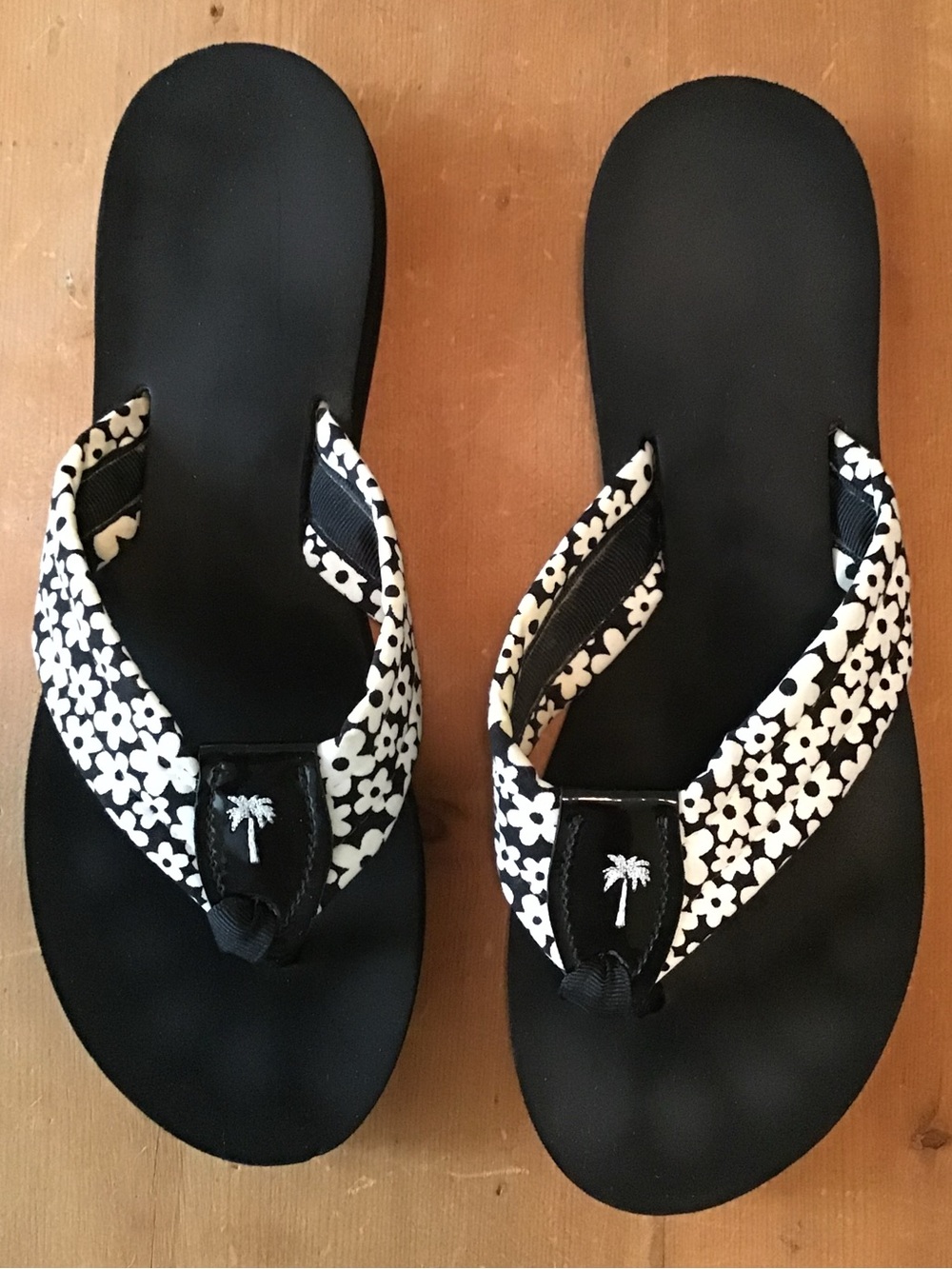 EUC, ELIZA B Black & Whit Floral Quilted Flip Flop Sandals, Fits Size 9 - Picture 2 of 9